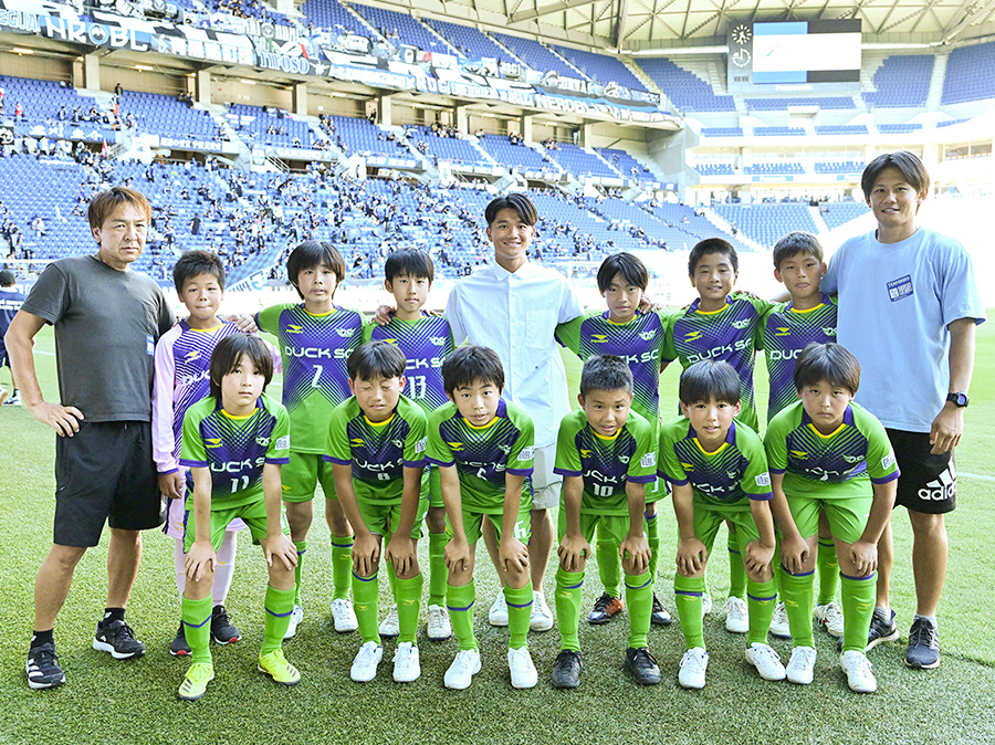 予選リーグを勝ち抜き、決勝に進出した茨木市のダックSCにOBの中村仁郎選手が応援に駆けつけました。