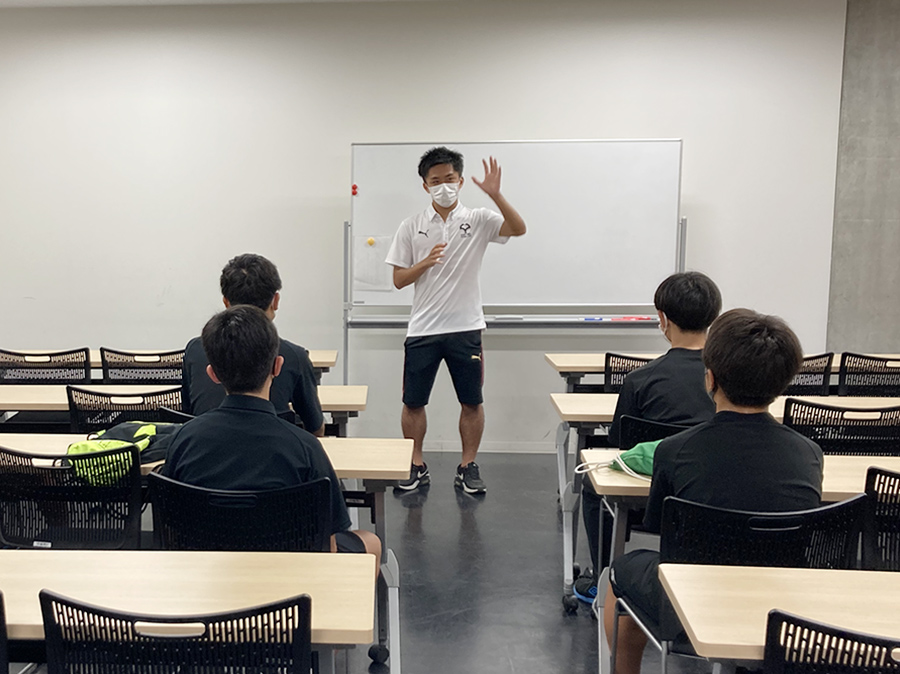 大阪大学の学生がアカデミー生の学習をサポート