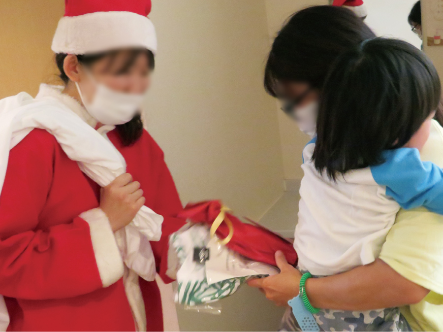 大阪大学歯学部付属病院で子どもたちにユニフォームなどのクリスマスプレゼントを贈りました