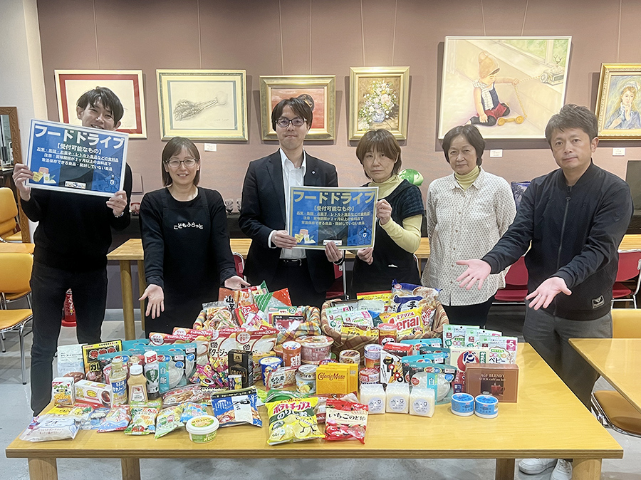 ガンバ大阪の小野社長が社会福祉協議会を訪問しユニフォームを進呈