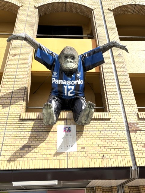 Regarding the uniform renewal of the gorilla statue in front of JR Suita Station on Thursday, October 29th.
